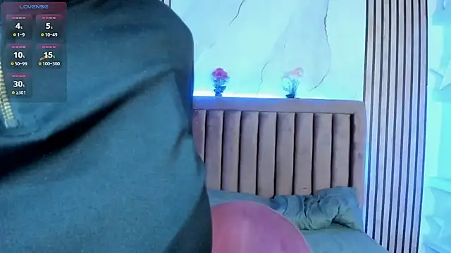 LunaWiill  online show from October 13, 2025, 7:47 pm