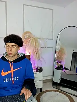 Violet and Paul online show from October 23, 2025, 3:06 am