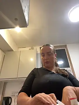 Snapshot of QueenStacyxox chatting on October 3, 2025, 9:01 pm QueenStacyxox online show from October 3, 2025, 9:01 pm