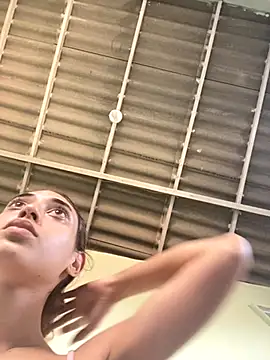 loirinhaaa online show from October 9, 2025, 4:05 pm