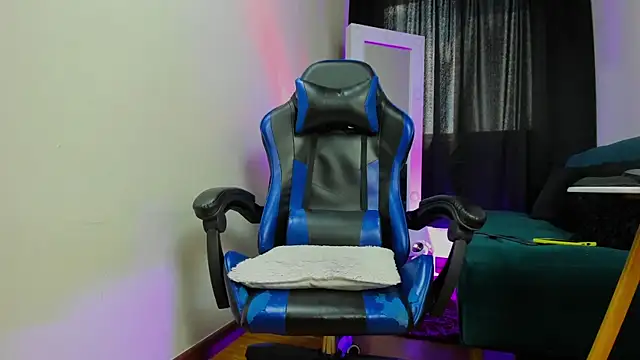 Charliejones  online show from September 25, 2025, 7:50 pm