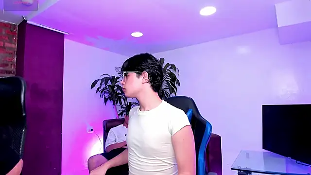 Hot Threesomee online show from September 25, 2025, 1:48 pm