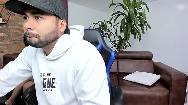 Hot Threesomee online show from October 3, 2025, 1:08 pm