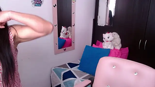 camilavargas  online show from November 5, 2025, 9:15 pm