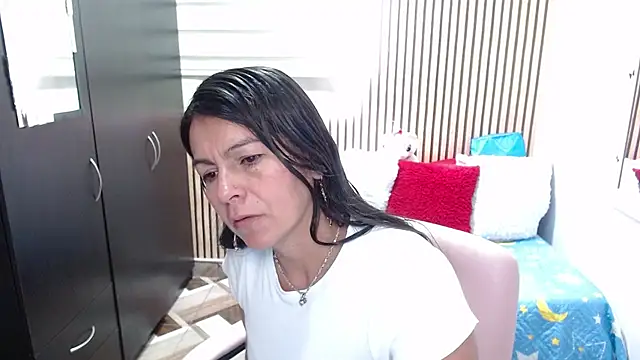 camilavargas  online show from May 31, 2026, 8:43 pm