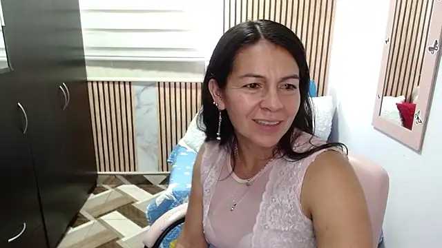 camilavargas  online show from June 1, 2026, 9:49 pm