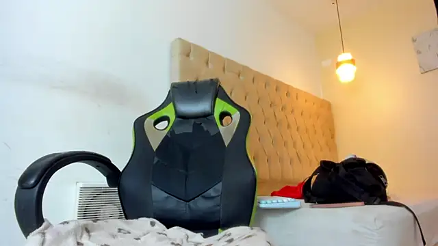 Naomis 35 online show from November 30, 2025, 4:33 pm