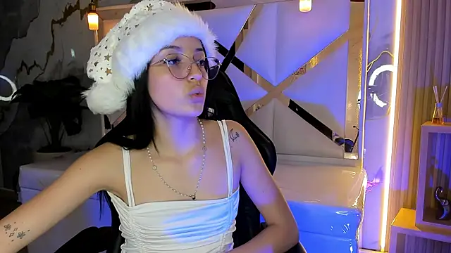 sophiadoll tf online show from December 15, 2025, 8:35 pm