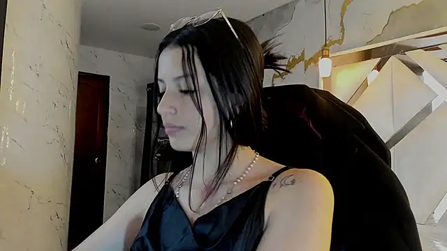 sophiadoll tf online show from April 6, 2026, 8:32 pm