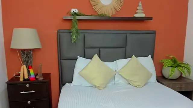 molly lovee  online show from October 2, 2025, 12:01 pm