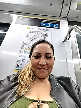 Lunita86 online show from November 1, 2025, 1:18 am