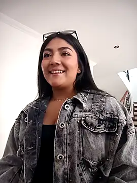 Violettabloom  online show from October 6, 2025, 7:00 pm