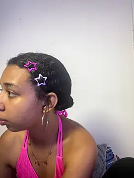 Snapshot of Suzanelee1 chatting on February 2, 2026, 11:25 pm Suzanelee1 online show from February 2, 2026, 11:25 pm