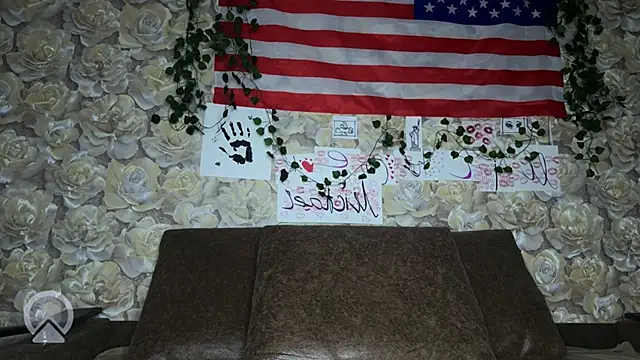 sweeet strawberies online show from October 8, 2025, 5:10 pm