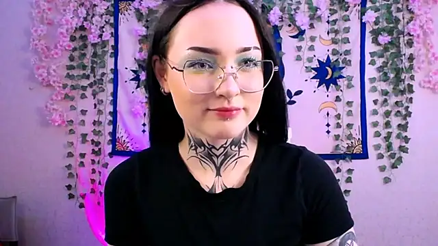 MollyKissy online show from April 24, 2026, 12:13 am