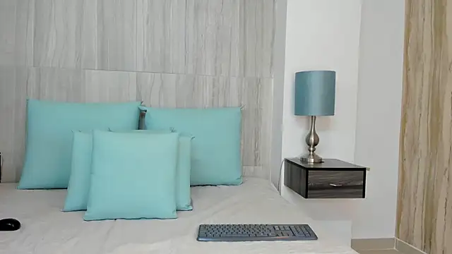 Valeria-Cruzz online show from October 28, 2025, 12:09 pm