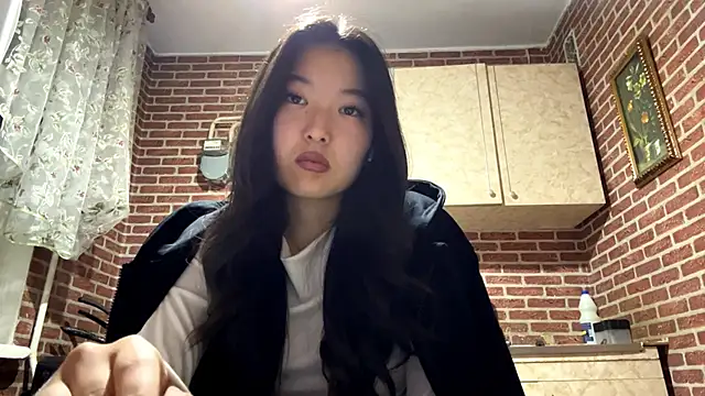 EmmaLeexth online show from October 6, 2025, 2:25 pm