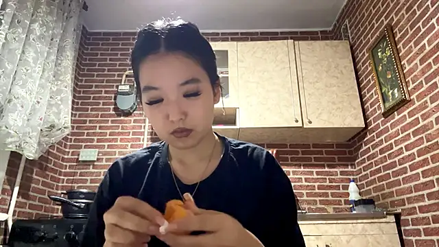 EmmaLeexth online show from November 4, 2025, 12:59 pm