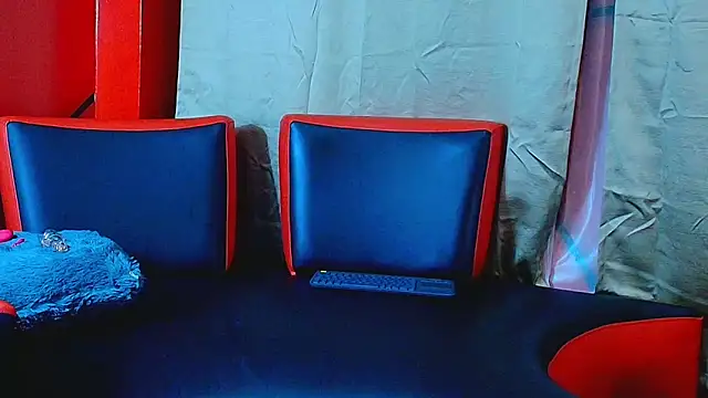 Selenegomezz online show from December 4, 2025, 8:39 pm