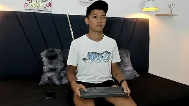 Snapshot of nirox_cum23 chatting on September 24, 2025, 3:32 am nirox cum23 online show from September 24, 2025, 3:32 am