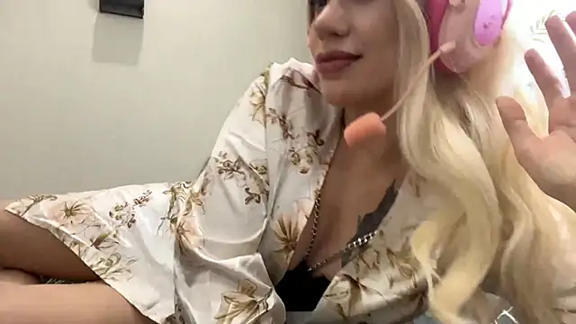 Snapshot of AdrianaRudin chatting on September 29, 2025, 7:24 am AdrianaRudin online show from September 29, 2025, 7:24 am