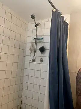 QUEENCALIMOD online show from October 19, 2025, 4:29 pm