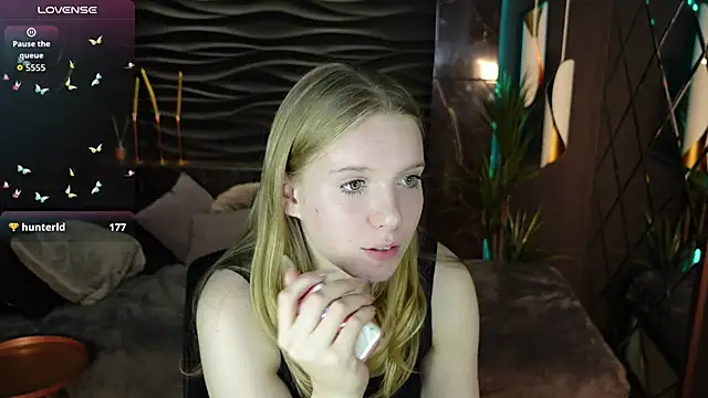 Layla Glam online show from September 19, 2025, 8:05 am