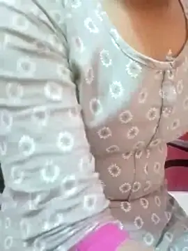 Snapshot of pari_rani7 chatting on November 17, 2025, 4:40 am pari rani7 online show from November 17, 2025, 4:40 am