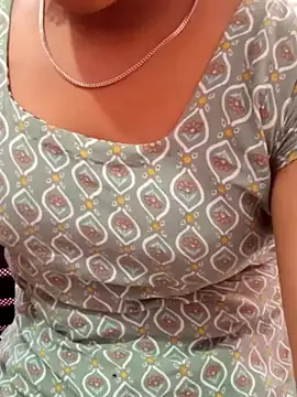 Snapshot of pari_rani7 chatting on February 8, 2026, 3:54 am pari rani7 online show from February 8, 2026, 3:54 am