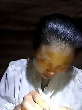 clara-cute online show from October 9, 2025, 1:31 pm