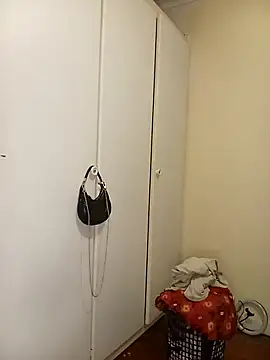 BubblyBeautiful online show from November 13, 2025, 8:24 am