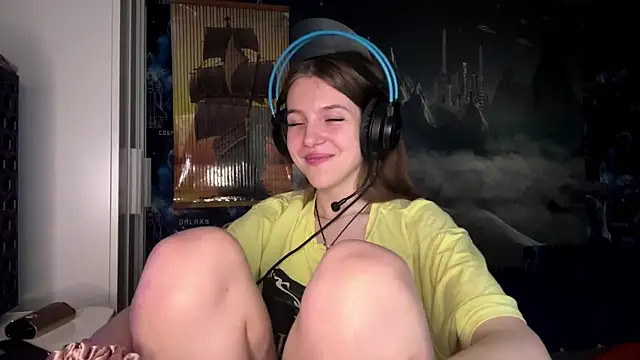 Elira Breeze online show from November 10, 2025, 1:10 pm