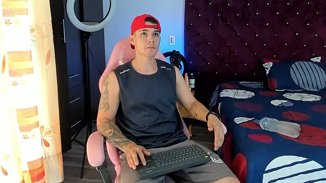 BooyHott  online show from November 28, 2025, 6:43 pm