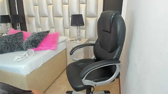 LuisaJonnes  online show from November 29, 2025, 5:27 pm