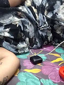 sweetqueen143 online show from April 1, 2026, 2:36 pm