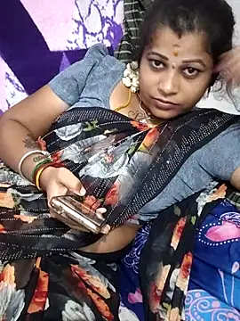 sweetqueen143 online show from May 18, 2026, 5:52 pm
