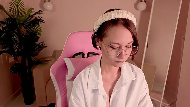 prettiestwinsor online show from October 25, 2025, 1:24 am