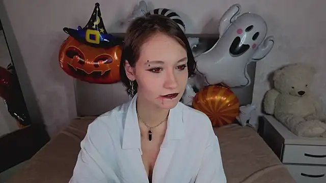 prettiestwinsor online show from October 28, 2025, 1:31 am