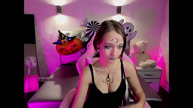 prettiestwinsor online show from October 29, 2025, 1:30 am