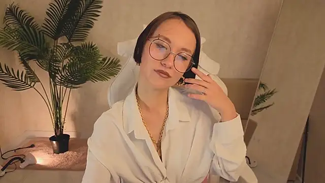 prettiestwinsor online show from November 6, 2025, 1:06 am