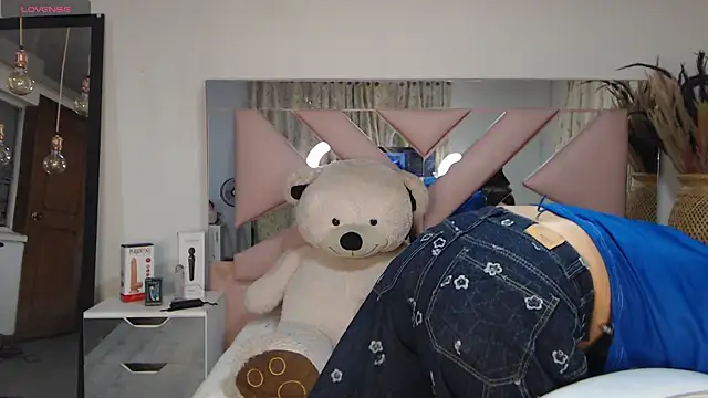 Gyal 8  online show from October 2, 2025, 3:35 am