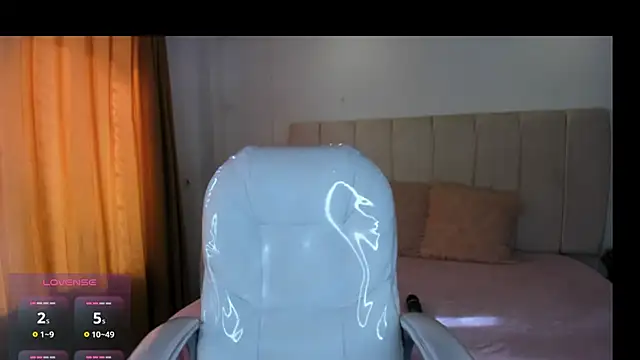 Snapshot of Maddy_Rouse1 chatting on October 16, 2025, 8:43 pm Maddy Rouse1 online show from October 16, 2025, 8:43 pm