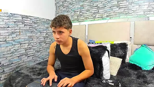 Julian wolf18 online show from September 23, 2025, 1:47 pm