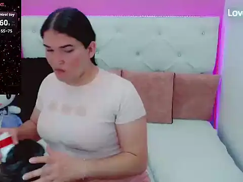 Snapshot of x_daniiela_x chatting on October 22, 2025, 7:35 pm x daniiela x online show from October 22, 2025, 7:35 pm