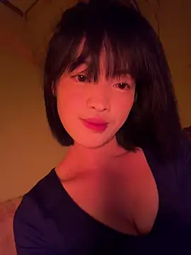 Snapshot of Tramy_xx chatting on February 11, 2026, 1:49 pm Tramy xx online show from February 11, 2026, 1:49 pm