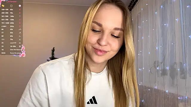 TanekaBoitel online show from December 21, 2025, 1:18 pm