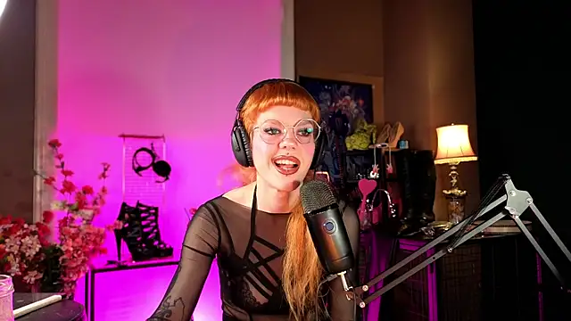 tacodeluxxxe online show from May 14, 2026, 1:45 am