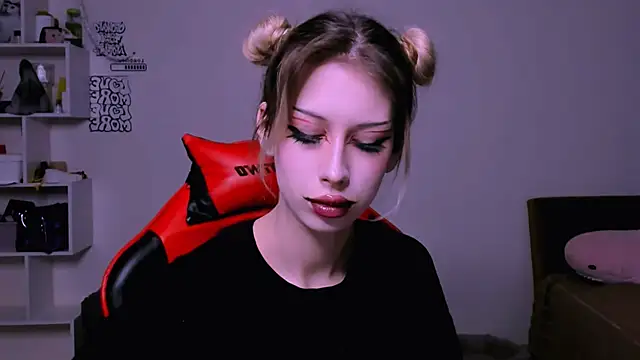 Snapshot of Lori_lolii chatting on December 1, 2025, 6:13 pm Lori lolii online show from December 1, 2025, 6:13 pm