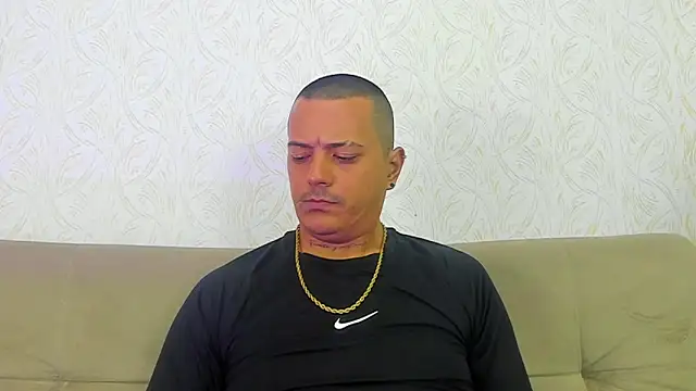 MaximoHall86 online show from November 5, 2025, 12:27 pm