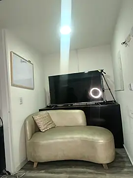 Alisson Stonee online show from April 21, 2026, 12:01 am